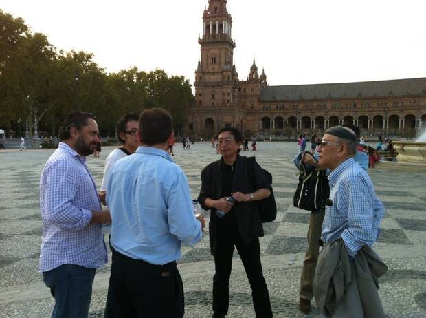 A la izquierda, Curro Rueda. En el extremo derecho de la imagen, Hayao Nakayama, fundador y expresidente de Sega.