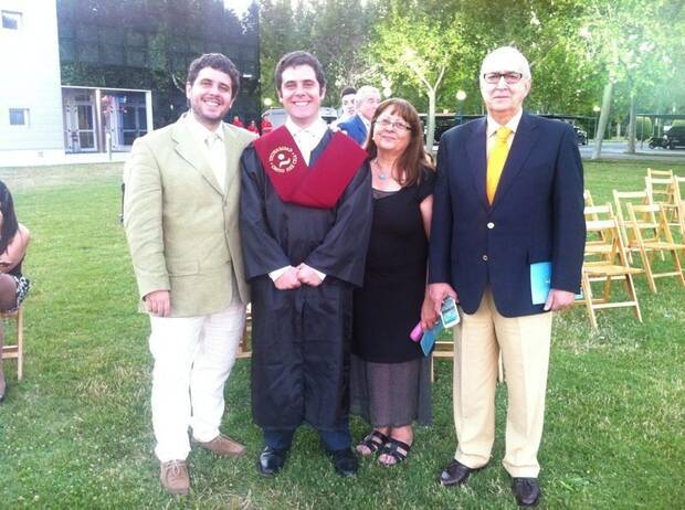 Paniagua con su familia el día de la graduación en el Máster en Diseño de Videojuegos de U-tad.