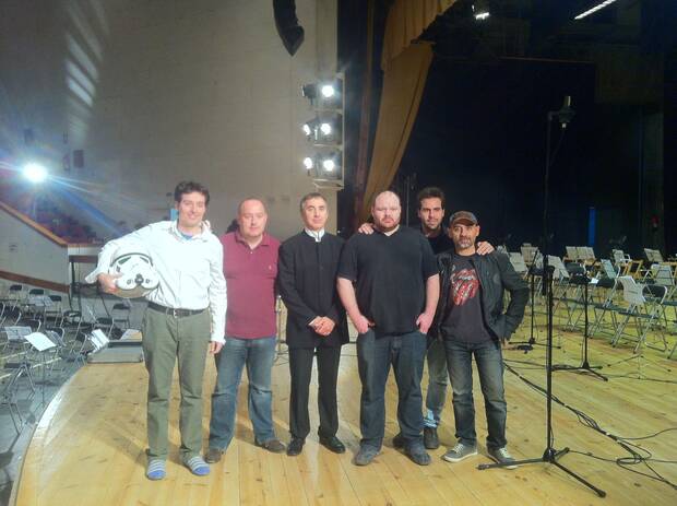 Álvarez con el compositor Óscar Araujo (en el centro, con camiseta negra) y el equipo, en un descanso de la grabación de la banda sonora de 'LoS2'.