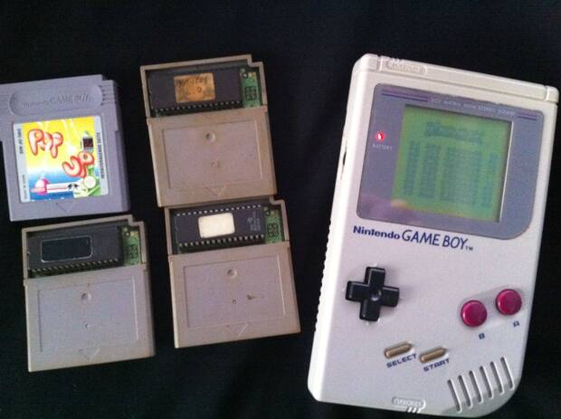 Una Game Boy original y algunos de los prototipos de los juegos de Bit Managers.