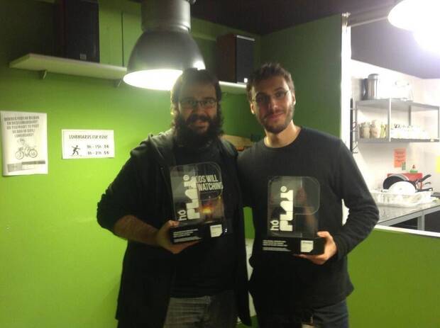'Gods Will Be Watching' se llevó un premio Ho Play en 2013. En la imagen, De Paco con Kevin Sardà, que recogió el premio a 'Nihilumbra'.