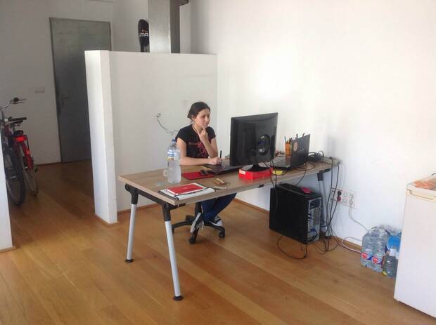 González en la oficina que alquilaron después de 'Gods Will Be Watching'.