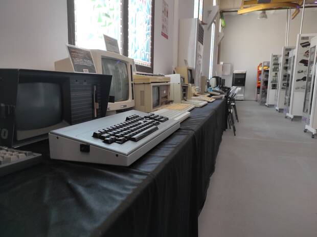 Entre los microordenadores y consolas están las marcas más conocidas (Spectrum, Amstrad, Mega Drive, Master System, PlayStation, Commodore…) y alguna rareza. Se puede jugar en algunos de ellos.