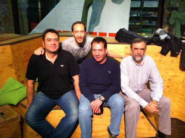 De izquierda a derecha: Víctor Ruiz (Dinamic Multimedia), Juan Carlos 'Adonías' Caballero, Álvaro Mateos (autor de 'Rocky' y 'West Bank') y Paco Suárez, tras un Open Mondo Píxel en 2011. Imagen cedida por Adonías