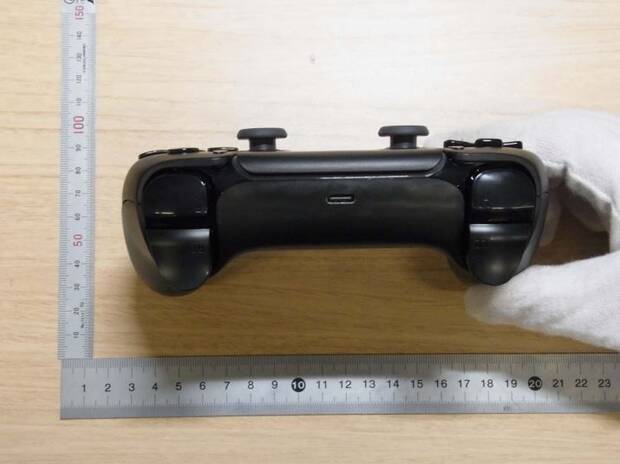 Un DualSense para PS5 de color negro vuelve a aparecer en la agencia reguladora FCC Imagen 3