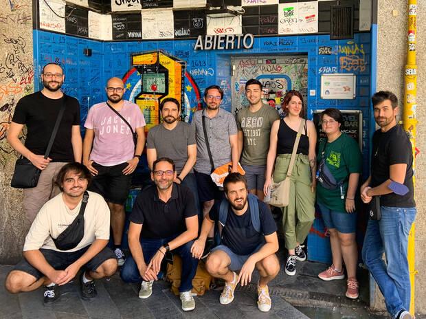 Parte del equipo actual de Fictiorama delante del bar Next Level, Madrid.