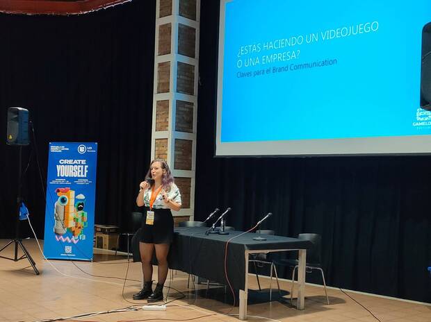 Alcolea durante su charla.