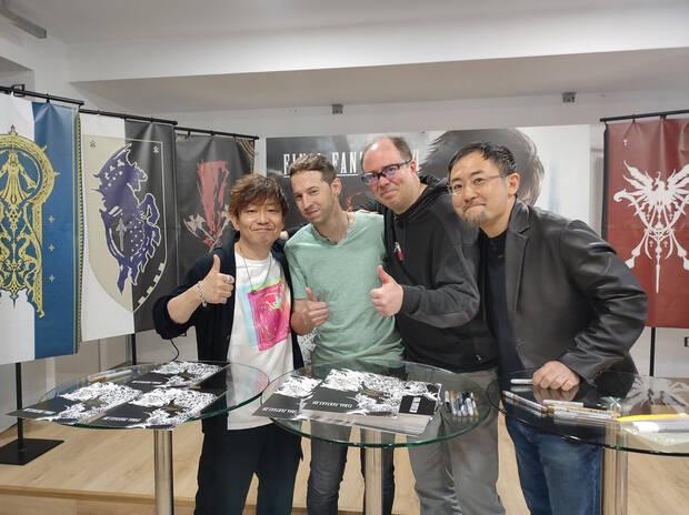 A la izquierda de Ray Snakeyes está Naoki Yoshida, productor de Final Fantasy XVI, en la presentación del juego en Square Enix