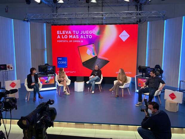 Sanz moderando un evento de HP en 2022 en un evento celebrado en el eSports Center de Movistar Riders en el que participó U-tad.