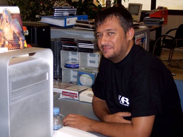 Sanz en la redacción de Computer Hoy Juegos en 2006.