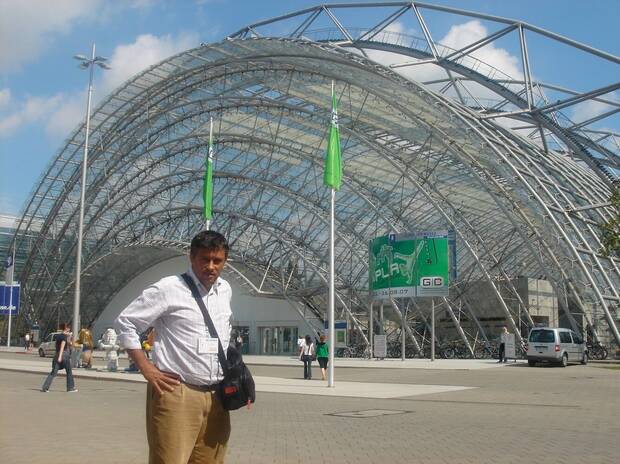 Sanz en la entrada de la feria de Leipzig en 2007.