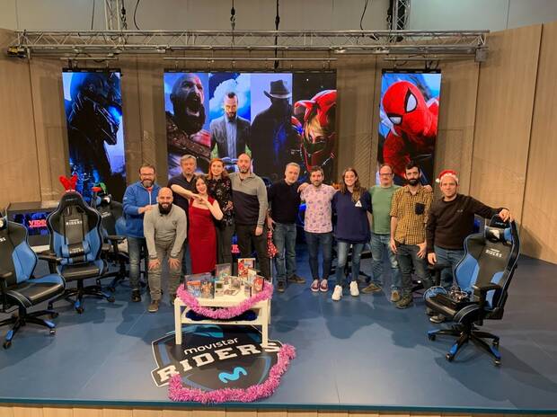 Sanz (tercero por la izquierda) posa junto a la presentadora de Videojugadores, Lara Smirnova (con camisa oscura), parte del equipo técnico y varios invitados del programa.