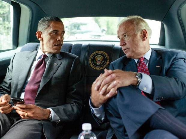 Obama y Biden en coche