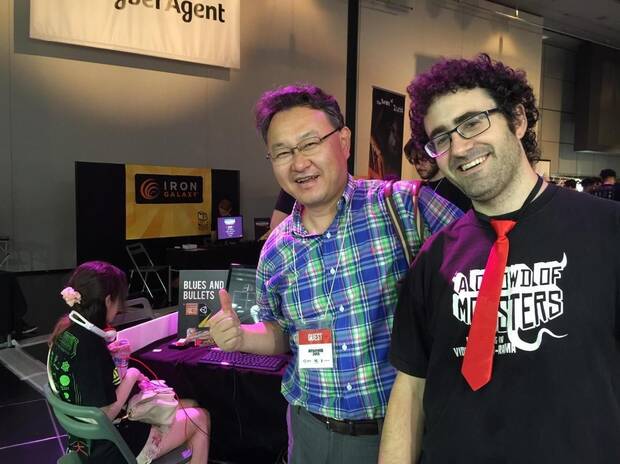 Nafria con Shuhei Yoshida, actualmente responsable del desarrollo indie en PlayStation.