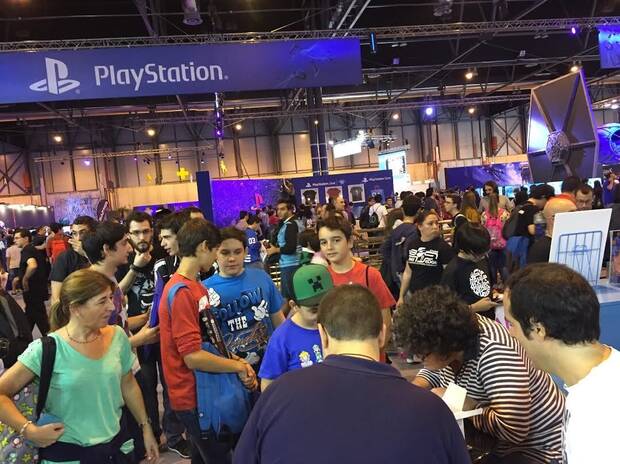 Herranz firmando en Madrid Games Week.