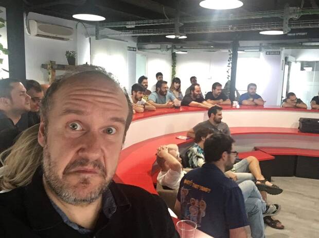 Emilio Serrano durante una reunión en las oficinas de Tequila Works en 2018.