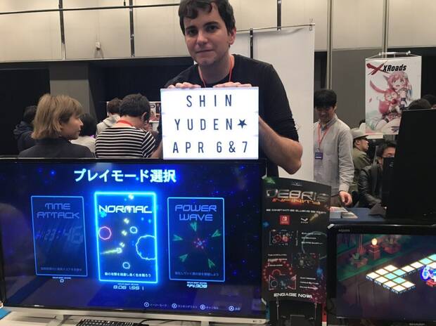 García representando a Shinyuden en un evento indie en 2019.