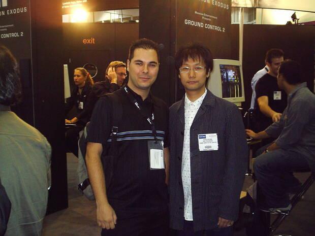 Arque con Hideo Kojima en la presentación de 'Metal Gear Solid 3'.