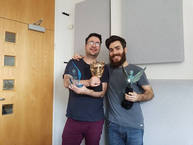 David García y Alessio Mellina (senior sound designer en Ninja Theory) con los premios obtenidos por Hellblade.