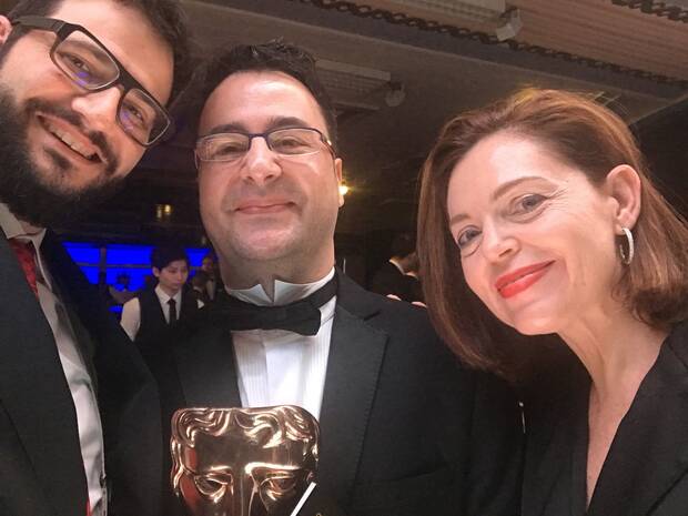 De izquierda a derecha, en la entrega de los BAFTA: Raúl Rubio, David García con su premio y Luz Sancho.