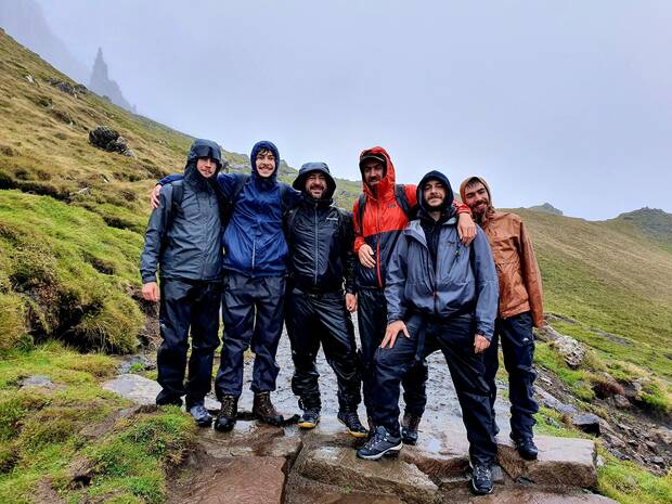 El equipo de sonido de Ninja Theory grabando sonidos en Old Man Of Scorr, en Escocia: David García es el tercero por la izquierda.