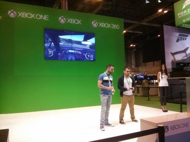 García (derecha) presentando juegos de Xbox One con Juan Arenas en Madrid Games Week.