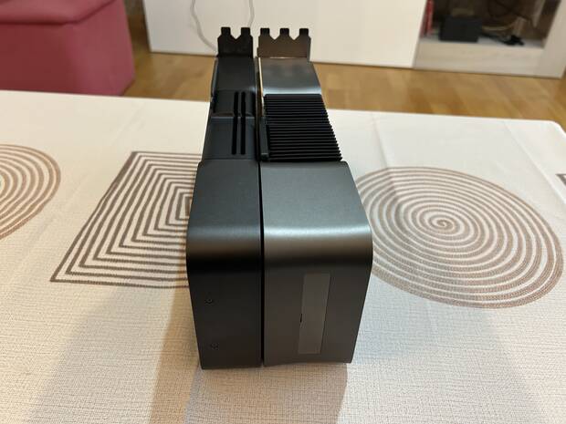 A la izquierda la RTX 5090, m�s fina incluso que la RTX 4080 de la generaci�n anterior que pod�is ver a la derecha.