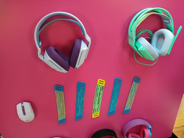 Auriculares G335 y G733. En ambos se pueden colocar distintas cintas interiores de la diadema.