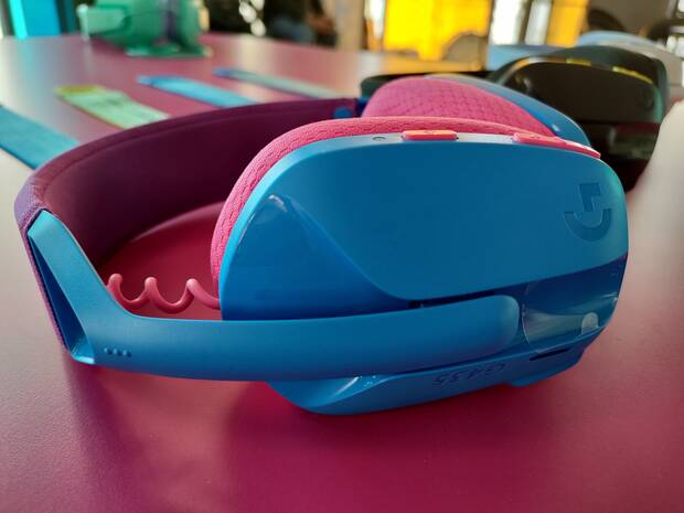 Detalle de los G435, se aprecia en braille la indicación del auricular izquierdo.