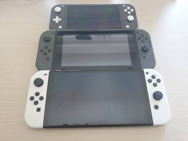 Comparativa entre Nintendo Switch OLED (parte inferior de la foto), el modelo est�ndar de Nintendo Switch (parte intermedia) y Nintendo Switch Lite (parte superior).