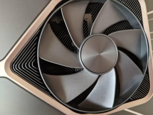 La refrigeración y los ventiladores se han mejorado para aumentar en un 15 % la cantidad de aire que recibe y expulsa la GPU.