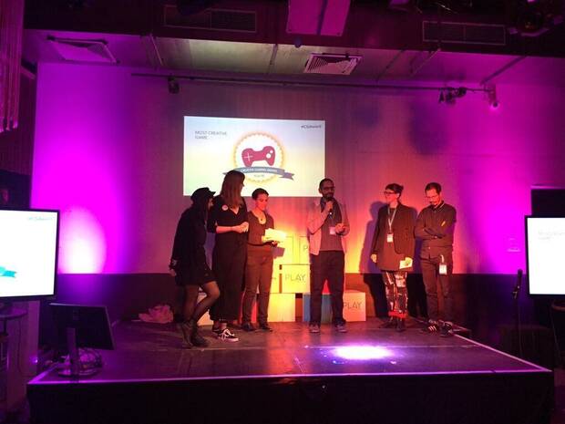 Luis Oliván recogiendo el premio Most Creative Game otorgado a 'Do Not Feed the Monkeys' en el festival Play18 (Hamburgo).