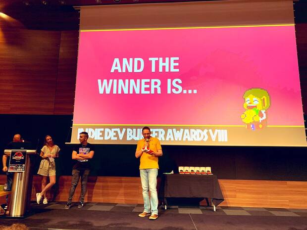 Luis Oliván recogiendo el premio Juego Más Viciante otorgado a 'Do Not Feed the Monkeys' en los IndieDev Burger Awards - Barcelona (Foto: Gina Tost).