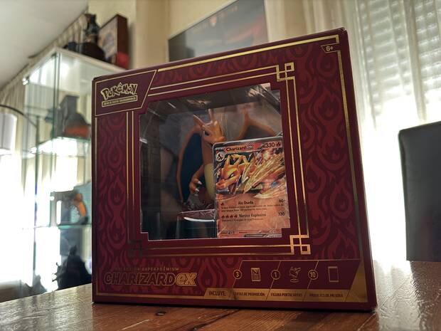 Caja Pokmon Super Premium de Charizard