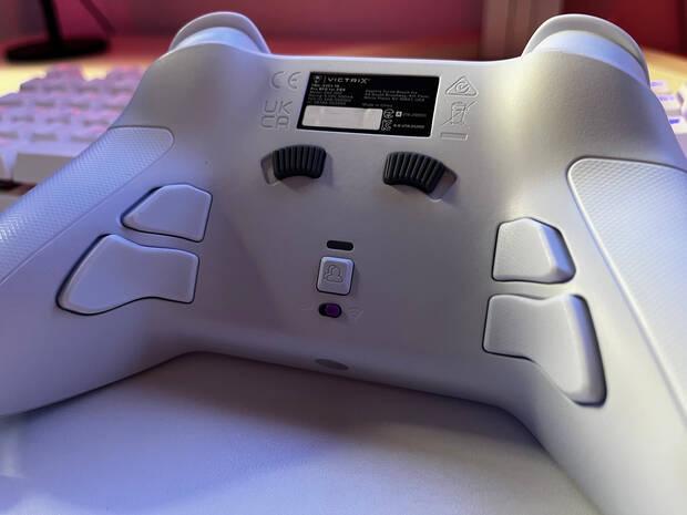 Parte trasera del mando Victrix Pro BFG Reloaded versi�n PlayStation.