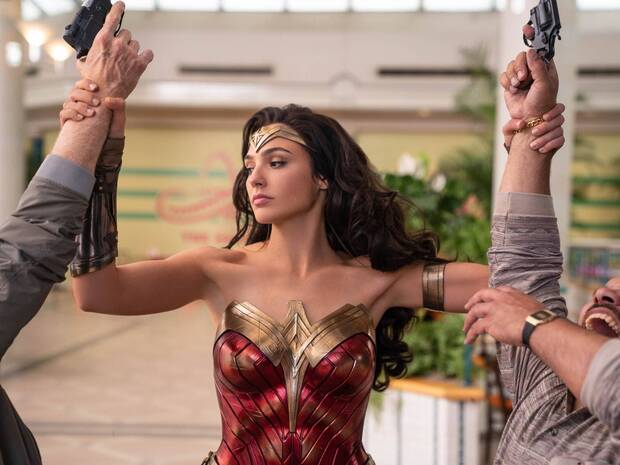 Gal Gadot sujeta a dos ladrones en Wonder Woman 1984