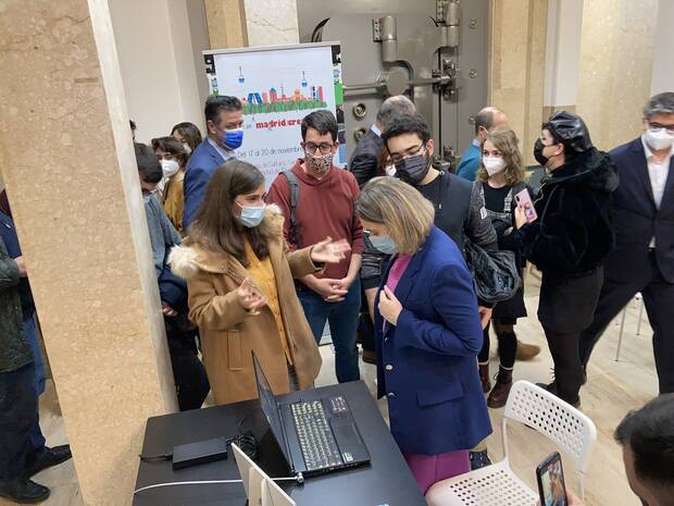 La consejera de Cultura de la Comunidad de Madrid, Marta Rivera de la Cruz, inauguró el jueves pasado de la exposición con los juegos presentados en la Game Jam Madrid Crea 2021.