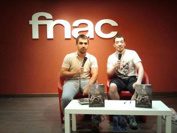 González con Enrique García (a la izquierda, entonces redactor de Meristation) en la presentación de 'Final Fantasy: La Leyenda de los Cristales' en Fnac Callao en 2013.