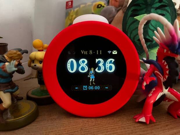 Cuando configuras la alarma escogiendo uno de los videojuegos disponibles, la tipografía del reloj cambia y aparecen los personajes de la saga.