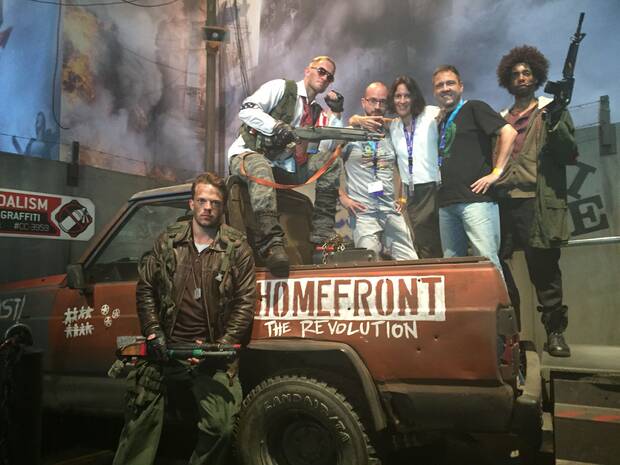 En la Gamescom de Colonia, Alemania, junto al lingüista Santiago García Sanz y a María Loureiro, en el stand dedicado a 'Homefront: The Revolution', uno de los juegos que dirigió Rubén Navarro en KiteTeam.