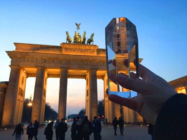 El premio obtenido por 'Cover Fire' y la puerta de BrandenBurgo.