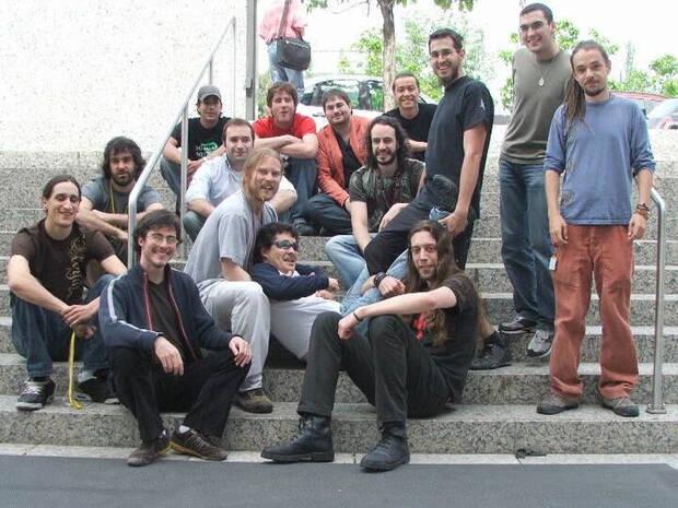 El equipo de EA en las escaleras de entrada de la antigua oficina de EA en Madrid.