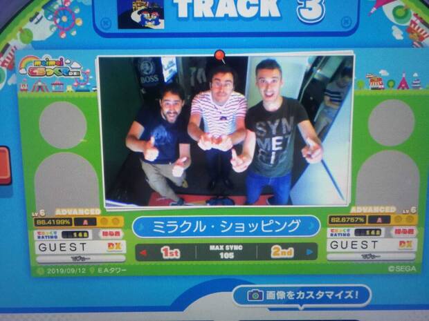 Una partida de Maimai en Tokio. De izquierda a derecha: Arturo Monedero, Miguel Murat y David Jaumandreu.