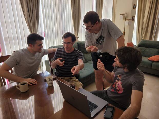 Los integrantes de Mad Gear Games. De izquierda a derecha: Juanito Medina, Miguel Murat, Juan Jesús Ligero y Daniel Pellicer, que se reunieron por primera vez en persona el verano de 2022.