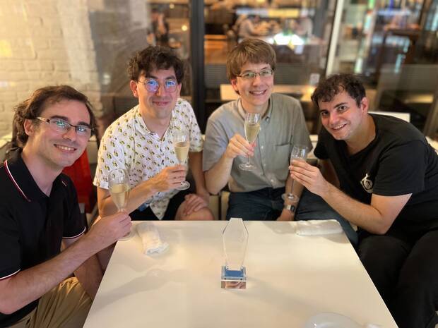 De izquierda a derecha: Murat, el mangaka Ken Niimura, Daniel Alias y Luis García, celebrando haber quedado finalistas en un concurso de Konami para revivir sus viejas glorias.