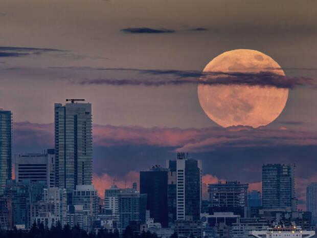 Superluna de agosto de 2023 sobre Vancouver