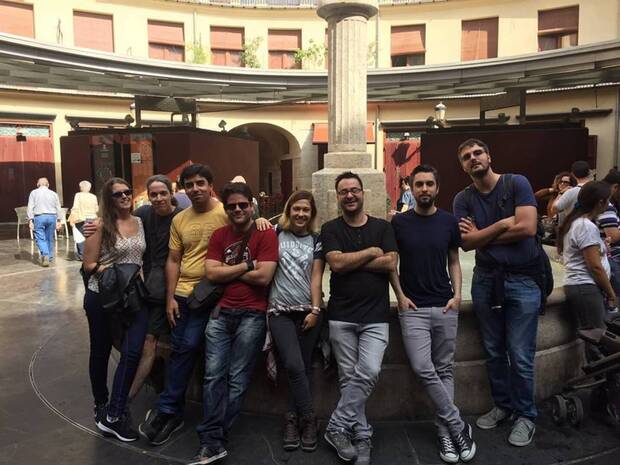 Mirella Díez con un grupo de desarrolladores en Valencia, camino del concierto GAmes & Symphonies en el que se interpretaba la banda sonora de RiME