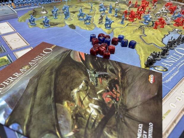 Detalle del reglamento y los dados de La guerra del anillo