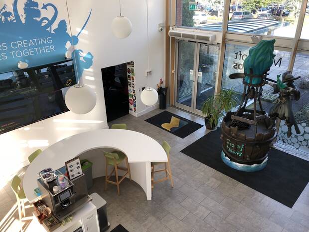 �sta es la recepci�n de las oficinas de Rare. El edificio entero est� decorado con multitud de elementos de sus diferentes sagas y, algo que nos gust� mucho, ilustraciones de sus artistas, independientemente de que las hicieran para juegos o no.