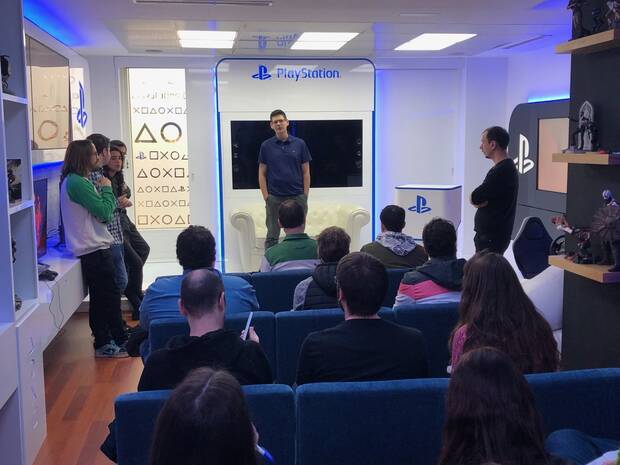 El productor del juego, Javier Palomares, ha sido el encargado de explicar el desarrollo del título y responder a las preguntas de los periodistas que nos hemos dado cita en el showroom de Sony.